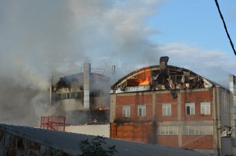 İstanbul Sultanbeyli'de tencere fabrikasında yangın!